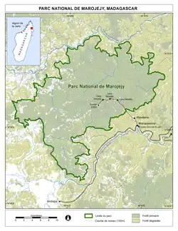 Carte représentant les limites, et les forêts (primaires / dégradées), la piste depuis le centre d'accueil des visiteurs et les routes vers les villes avoisinantes.