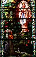 Vitrail du XIXe&nbsp;siècle : Apparition de la Vierge à Bernadette.