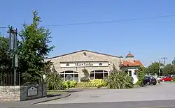 Façade en pierre du Marr Lodge, entouré de plantes