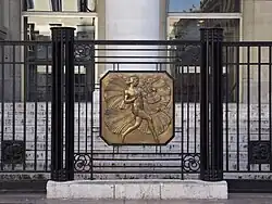 Grille et décor extérieurs.