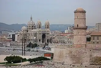 La tour repose sur un piédestal carré.