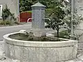 Fontaine demi-circulaire.