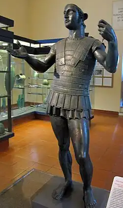 Statue en bronze d'un soldat avec une armure.