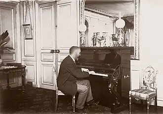 Martial Caillebotte au piano, années 1890.