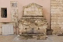 Fontaine (construite en 1651) censée jouxter le restaurant dans le film.