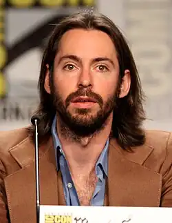 Martin Starr interprète Roman DeBeers.
