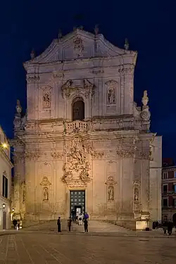 La façade de nuit.