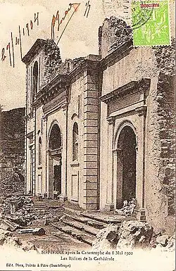 Façade ruinée de la cathédrale.