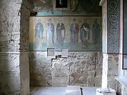 Le porche des Martyrs avec des fresques du XIe&nbsp;siècle.