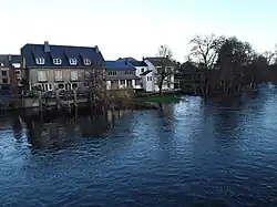 La Semois en crue à Martué, avec l'ancien moulin à gauche. (Photo prise du pont de Martué)