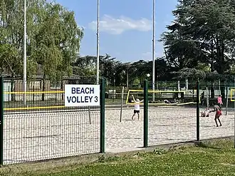 Terrain de beach-volley.