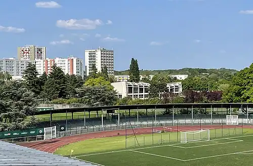 Le terrain de football d'honneur et l'ancienne piscine.