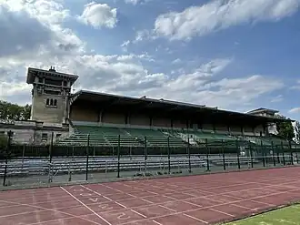 La tribune principale du stade.