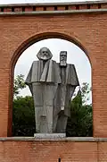 Statue de Karl Marx et de Friedrich Engels installées dans le mur de l'entrée.