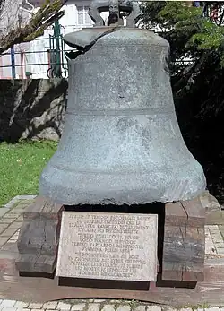 L'ancienne cloche d'église Saint-Martin, détruite par un incendie en 1966,.