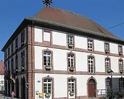 La mairie (ou l'hôtel de ville),.