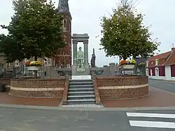 Le monument aux morts devant l'église.