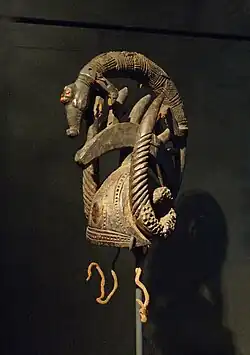 Masque-cimier ekpeshi, en bois avec graines d'arbres