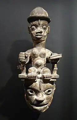 Masque en bois du XXe&nbsp;siècle.