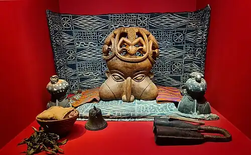 Masque Tukah et ses attributs.