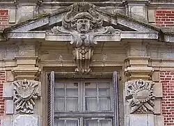 Masque en façade.