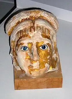 Masque funéraire en plâtre doré, Ier&nbsp;siècle.