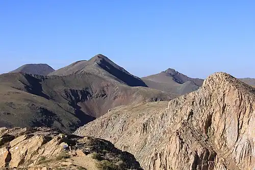 Vue du pic de la Cabaneta (arrière-plan à droite) depuis le pic de Casamanya.