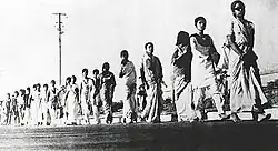 Jeunes femmes déflisant en file indienne.