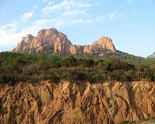 Falaise de l'Esterel, composée de rhyolite.