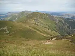 Paysage de montagnes verdoyantes.
