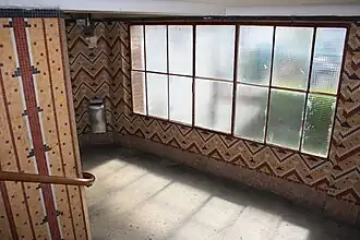 Intérieur du bâtiment :escalier menant à la passerelle.