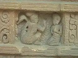 Un autre détail montre un ascète tenant un fouet et donnant des instructions à un disciple.