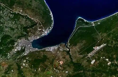 Vue satellite : baie de Matanzas&nbsp;(es), ville et aéroport