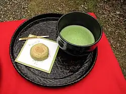Bol de matcha accompagné d'une pâtisserie (wagashi), servis au Daigo-ji de Kyoto.