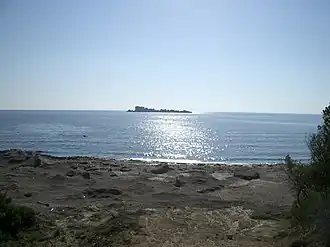 L'ilôt de Trachiá, vu depuis Mathráki.