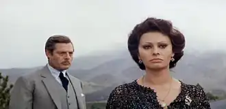Sophia Loren et Mastroianni, en haut dans Dommage que tu sois une canaille (1954), en bas dans Mariage à l'italienne (1964).