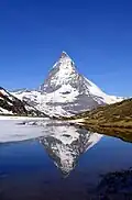 Le Cervin (Matterhorn), à la frontière de l'Italie et de la Suisse, est l'archétype du modelé glaciaire de type horn.