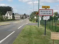 l'entrée du village ;