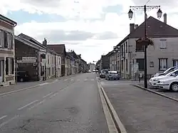 la N 43 traverse le village.