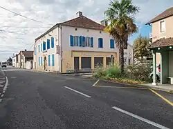 La D 835, dans le centre-ville de Maubourguet (avenue des Pyrénées), en direction de Tarbes.