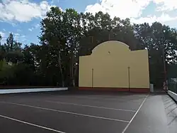 Le fronton de pelote basque.