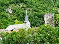 L'église Saint-Laurent et la tour pentagonale du XIe&nbsp;siècle du château de Mauléon