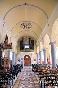 la nef côté porche.