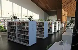 Les étagères de la bibliothèque.
