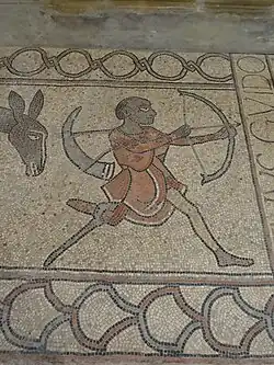 Vue sur une mosaïque présentant un archer unijambiste, équipé d'une prothèse.