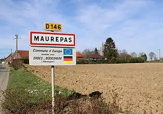 Panneau d'entrée de la commune de Maurepas (Somme) mentionnant le jumelage avec la commune allemande de Erbes-Bûdesheim.