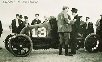 Maurice Bernin (à g.) et Gould Brokaw en discussion au 'Florida Speed Carnival' de janvier 1905 devant la Renault AE 60 hp.