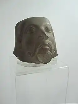 Visage. Grès poli, H. 14.5 cm. Époque Maurya, IIIe&nbsp;siècle&nbsp;av. J.-C. National Museum, New Delhi.
