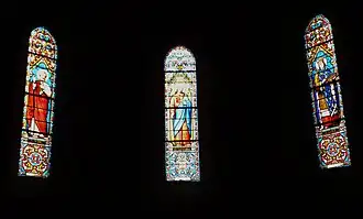 L'église de Mauzé-Thouarsais : les vitraux du chœur.