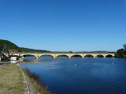 Le pont ferroviaire de Mauzac sur la retenue du barrage.
